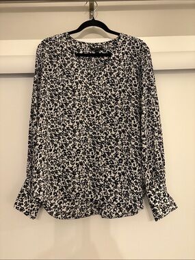 RW&CO. Black and White Floral-Print Long Sleeve Blouse